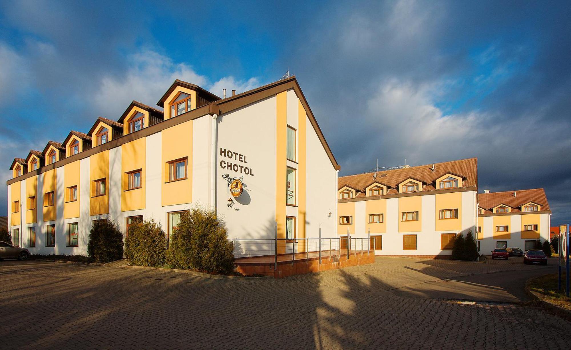 Hotel Chotol Горомержице Экстерьер фото